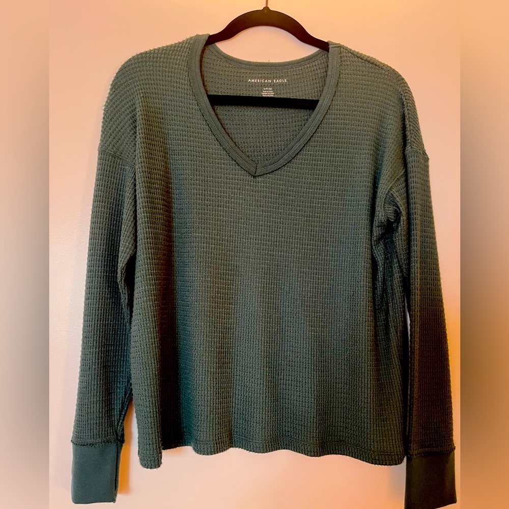 American Eagle green v neck long sleeve shirt